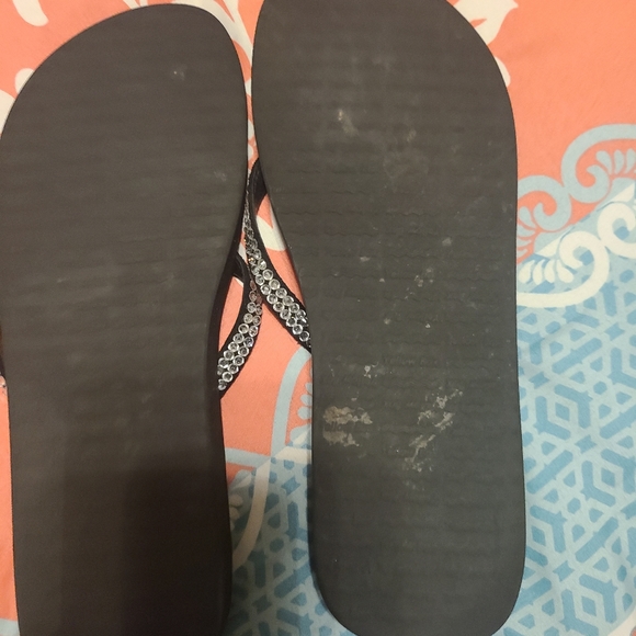 Black yellowbox flip flops - Picture 3 of 3